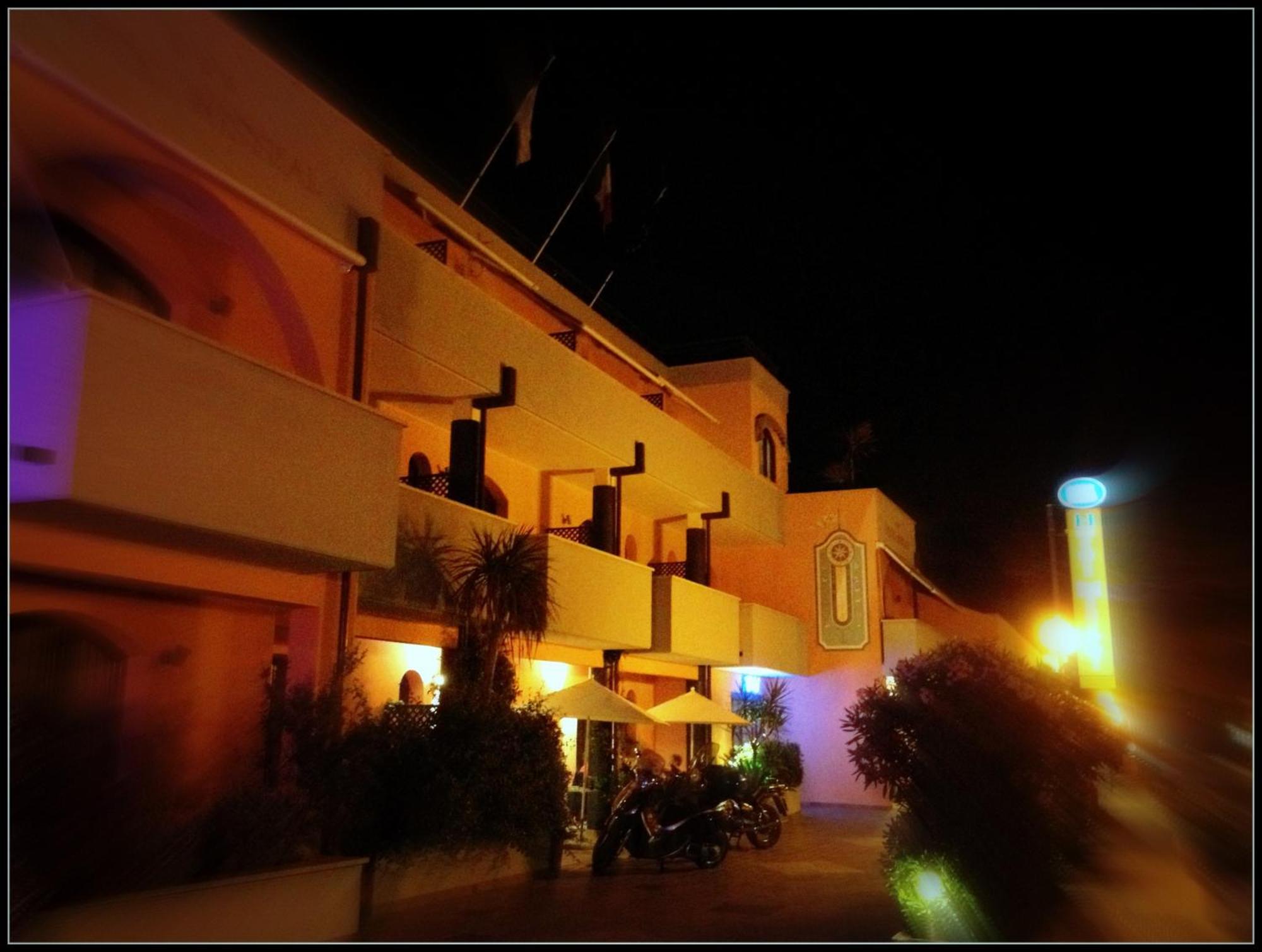 Hotel Mistral Марина ди Кампо Екстериор снимка