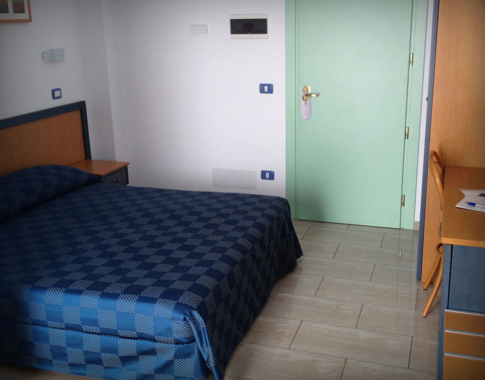 Hotel Mistral Марина ди Кампо Екстериор снимка