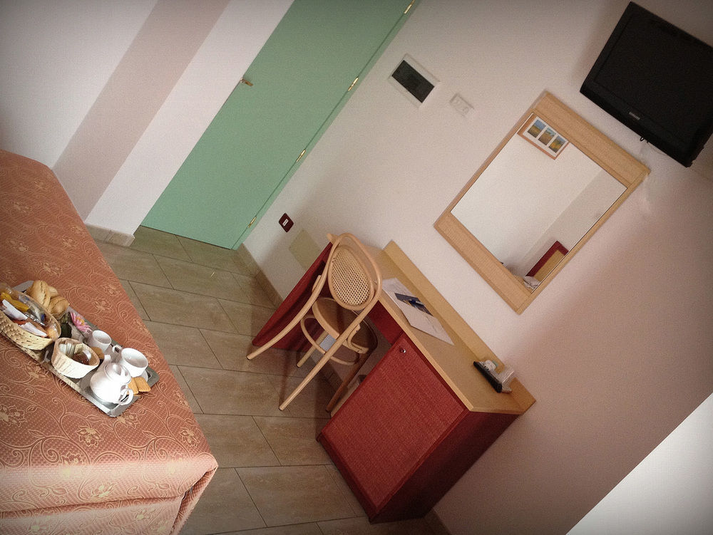 Hotel Mistral Марина ди Кампо Екстериор снимка