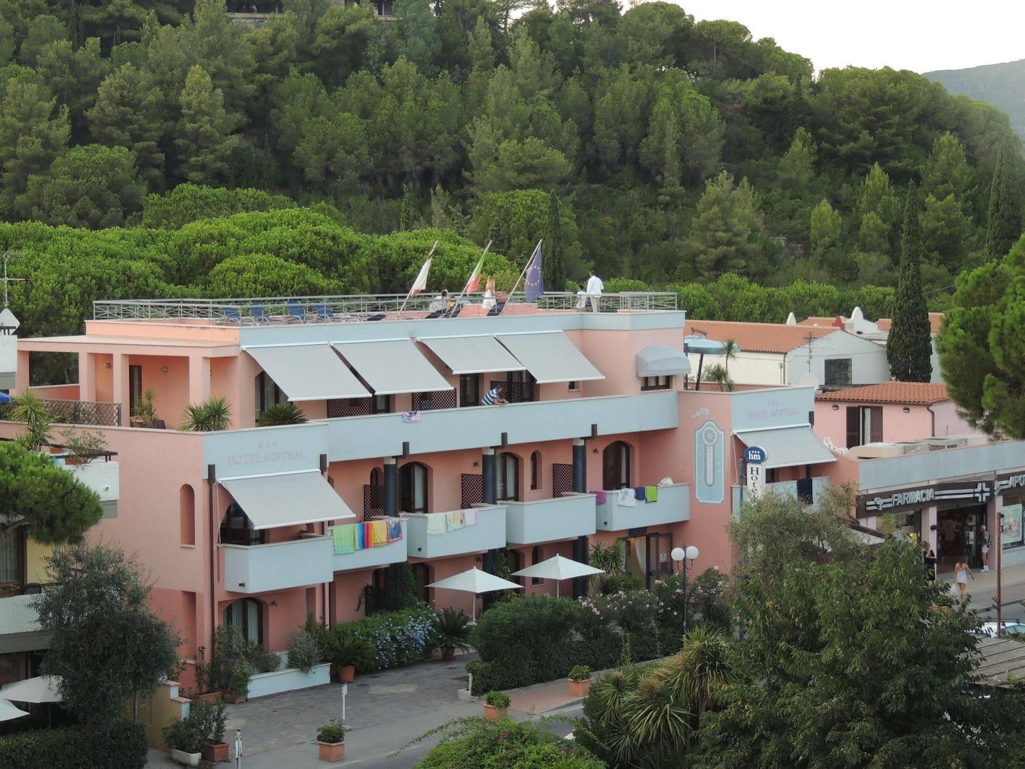 Hotel Mistral Марина ди Кампо Екстериор снимка