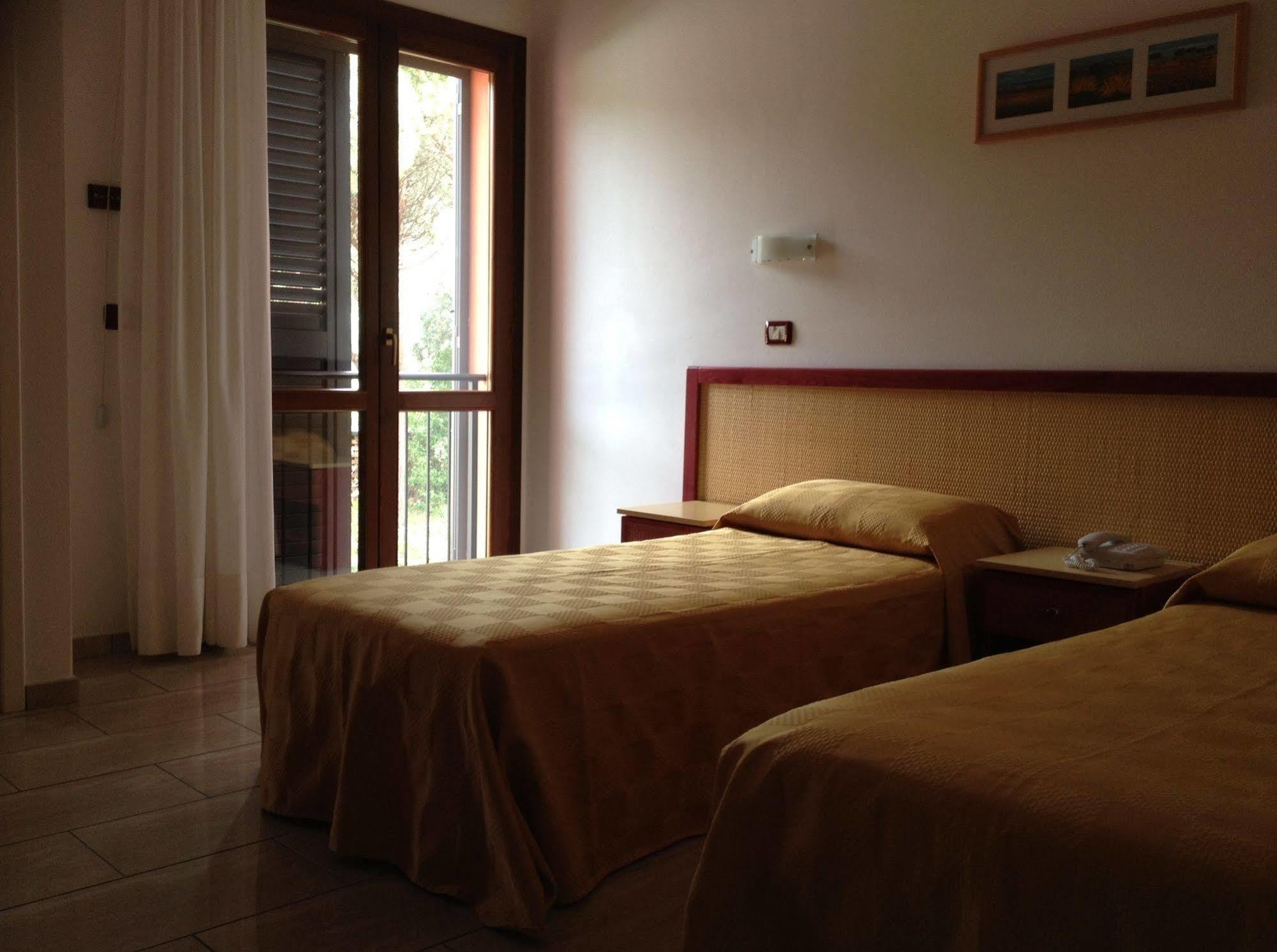 Hotel Mistral Марина ди Кампо Екстериор снимка