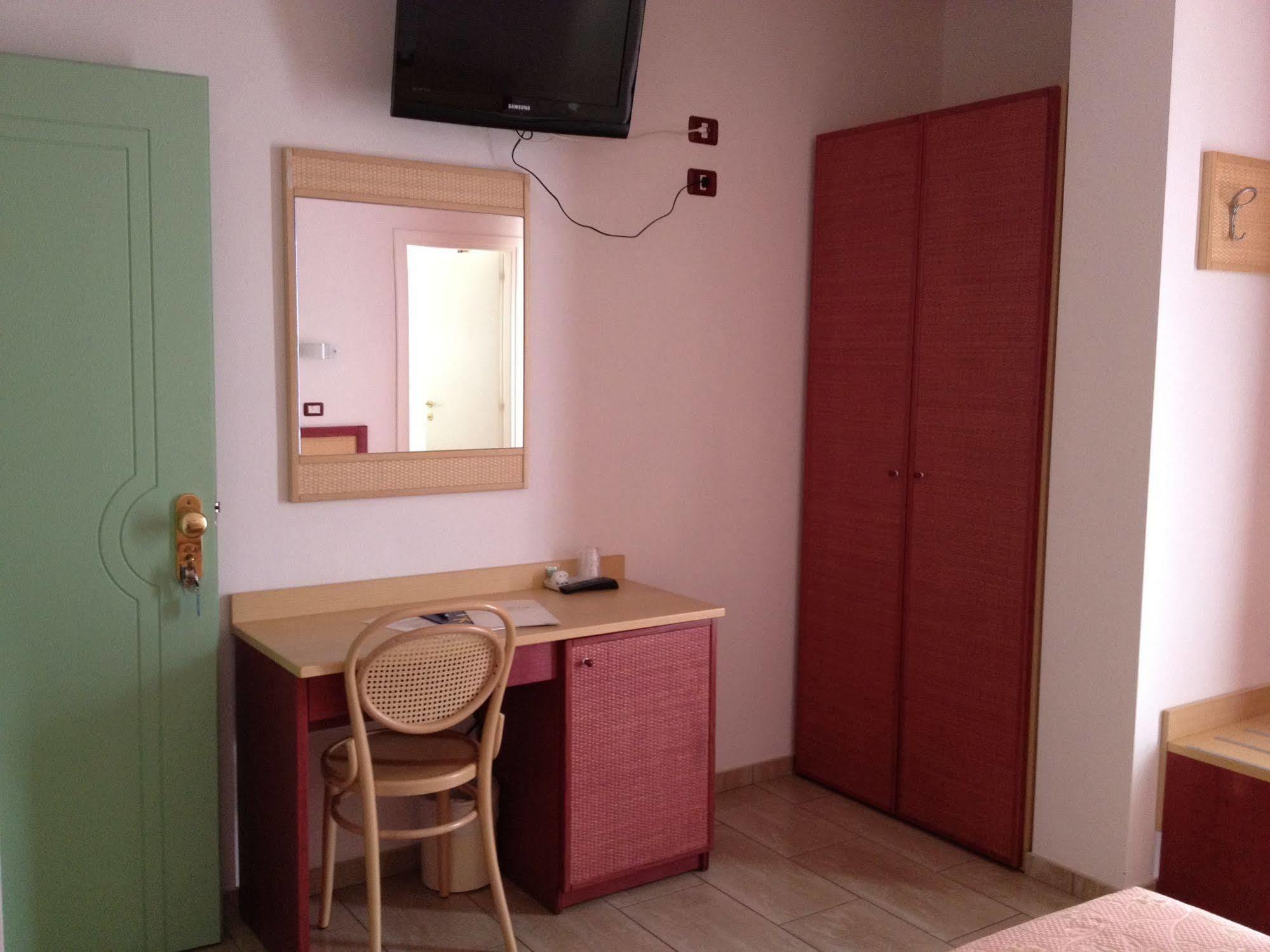 Hotel Mistral Марина ди Кампо Екстериор снимка