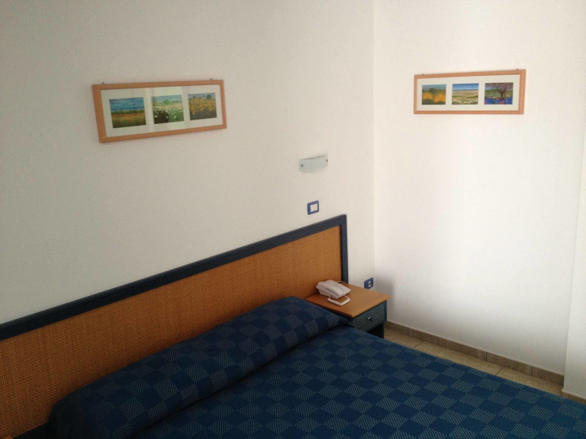 Hotel Mistral Марина ди Кампо Екстериор снимка