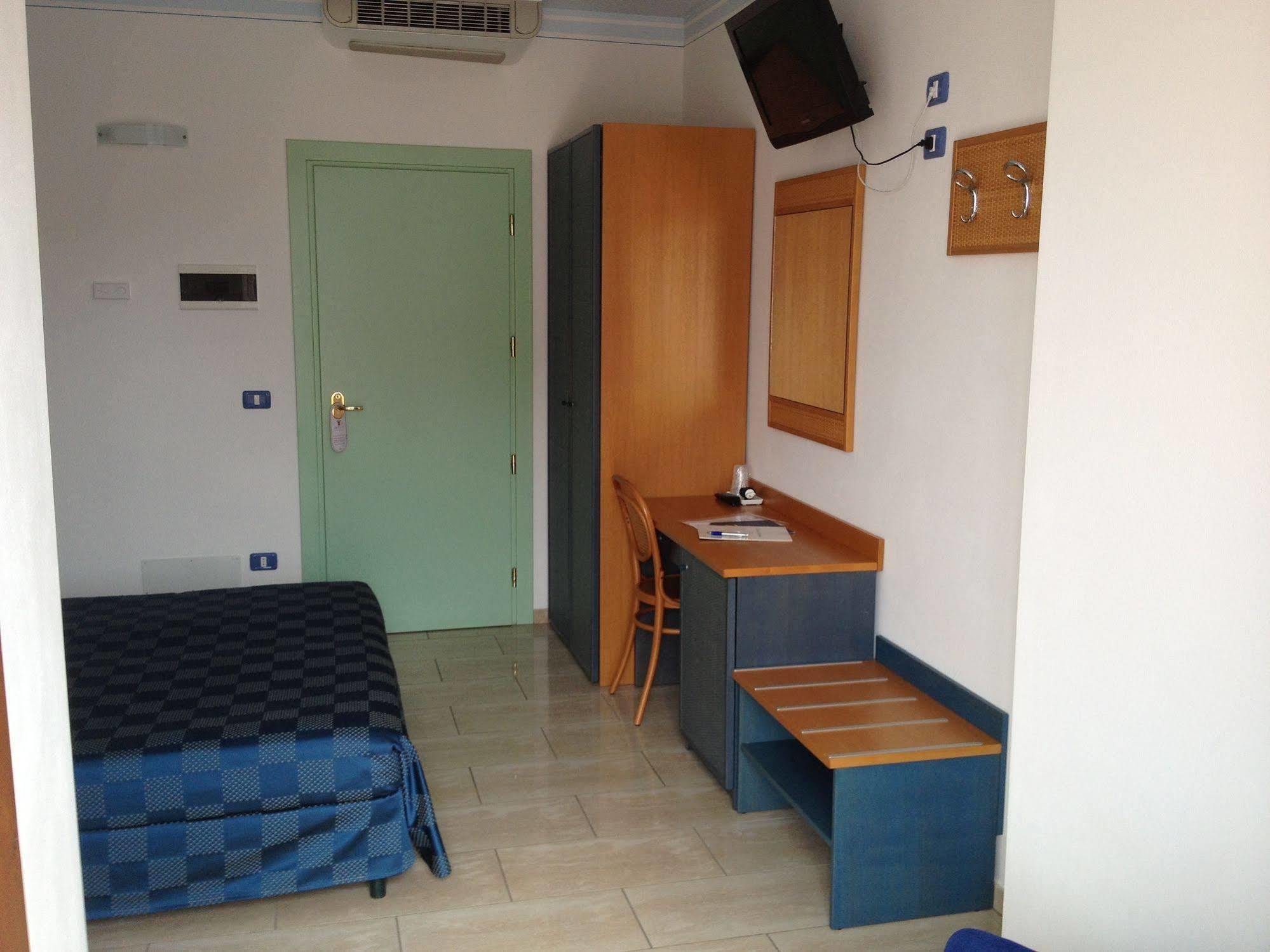 Hotel Mistral Марина ди Кампо Екстериор снимка