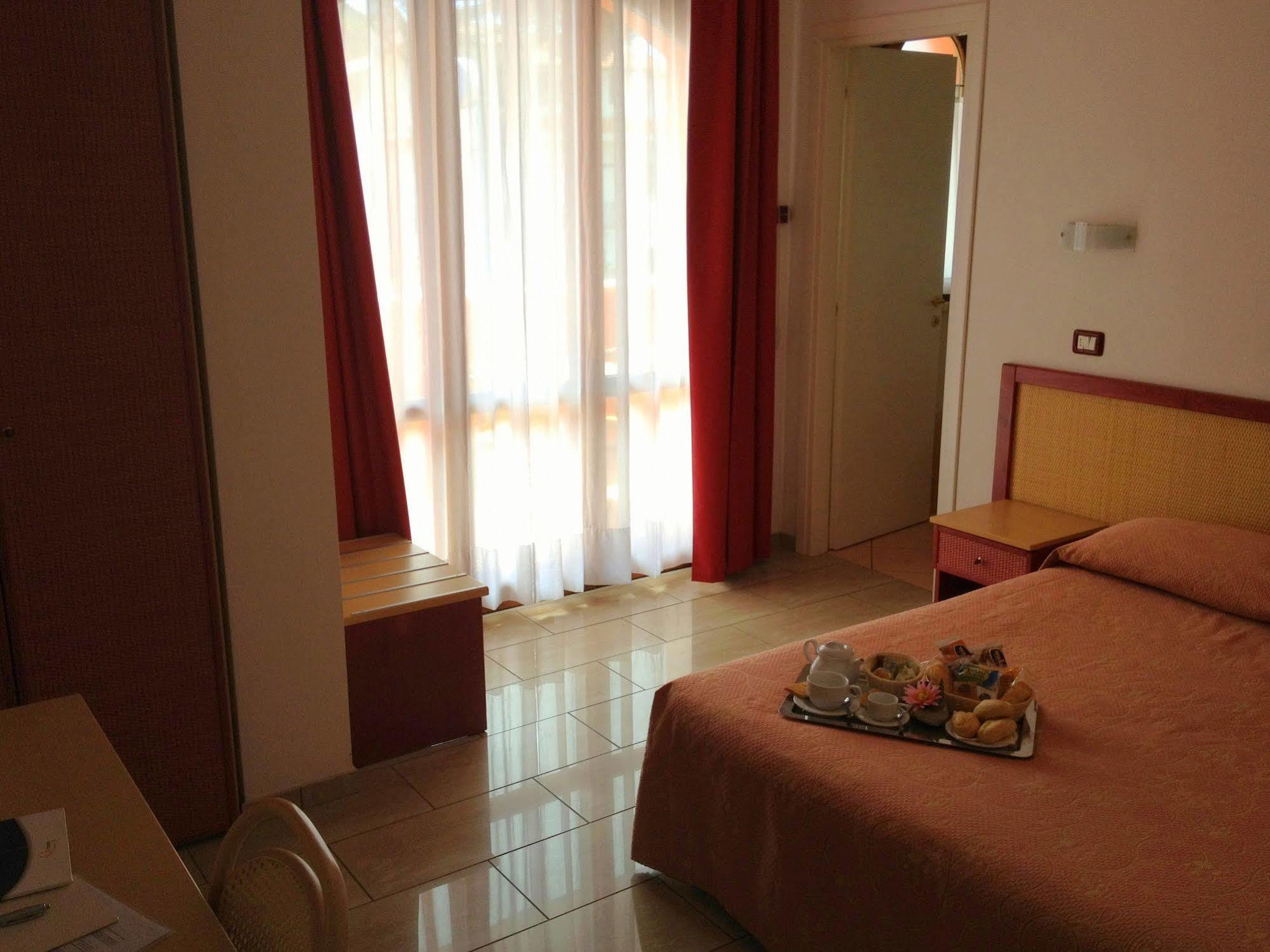 Hotel Mistral Марина ди Кампо Екстериор снимка