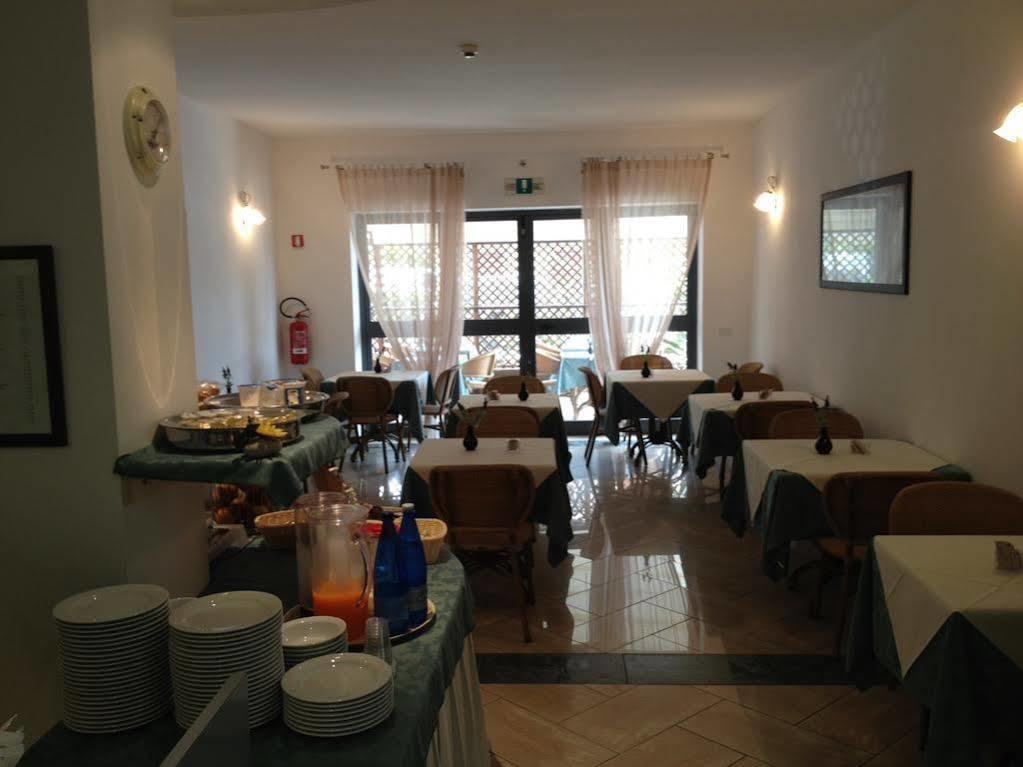 Hotel Mistral Марина ди Кампо Екстериор снимка
