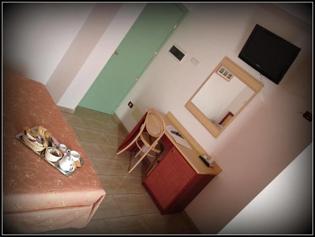 Hotel Mistral Марина ди Кампо Екстериор снимка