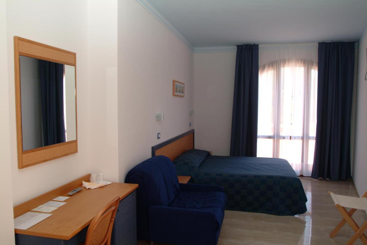 Hotel Mistral Марина ди Кампо Екстериор снимка