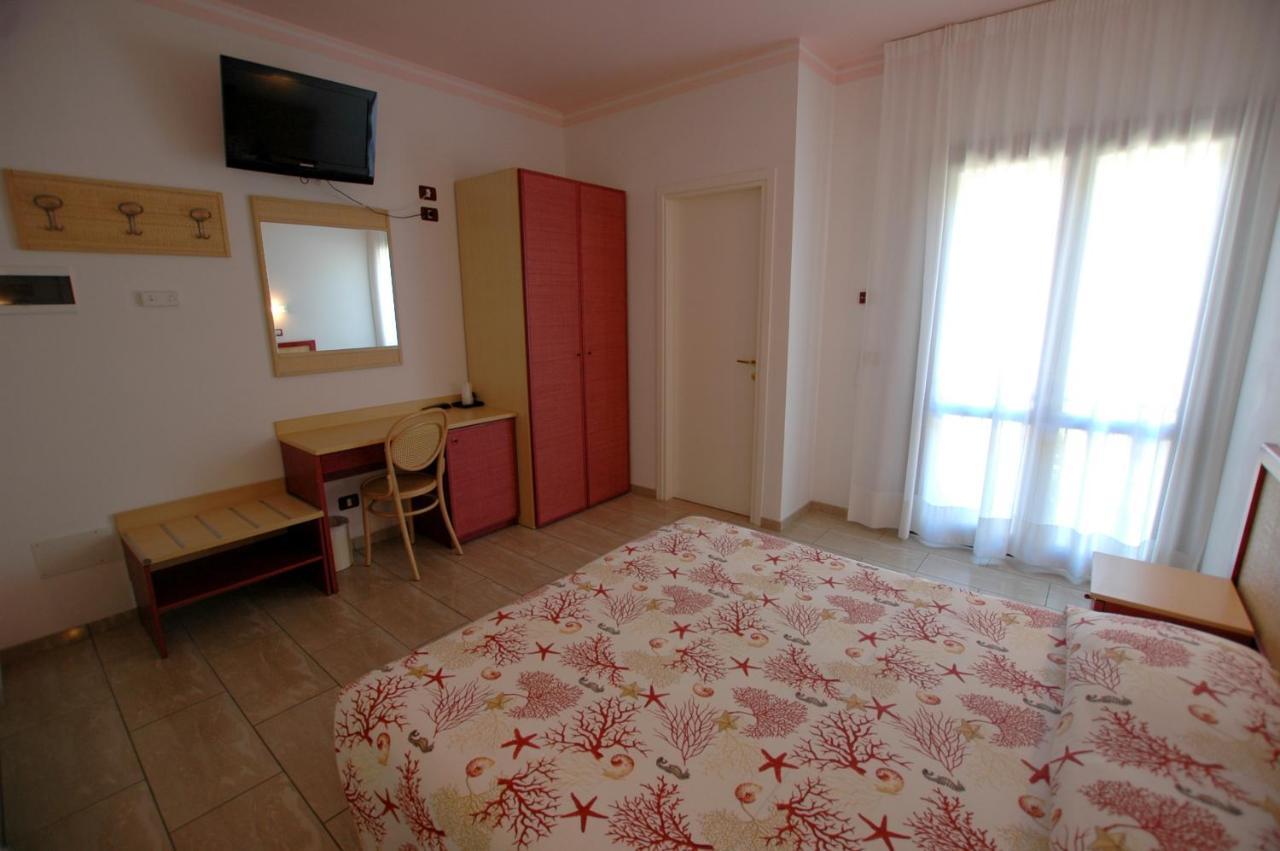 Hotel Mistral Марина ди Кампо Екстериор снимка